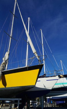 Kuru rıhtımdaki lüks yatlar denizden çekildi ve tazminata hazırlandı.