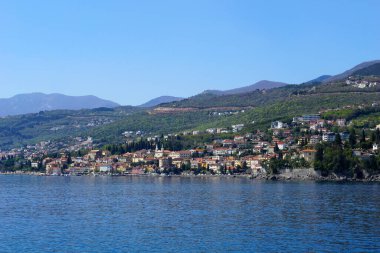 Güzel bir bahar günü deniz kıyısındaki sahil kasabasının muhteşem manzarası.
