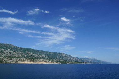 Deniz kıyısında sona eren muazzam bir dağ sırası.