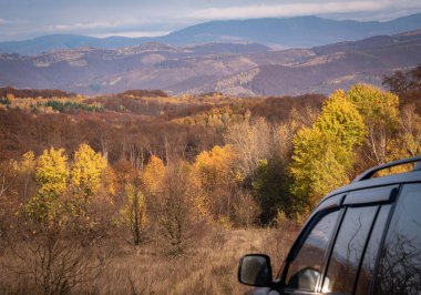 SUV sonbaharda Karpatlar 'da seyahat eder.