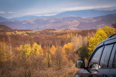 SUV sonbaharda Karpatlar 'da seyahat eder.