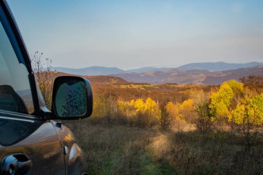 SUV sonbaharda Karpatlar 'da seyahat eder.
