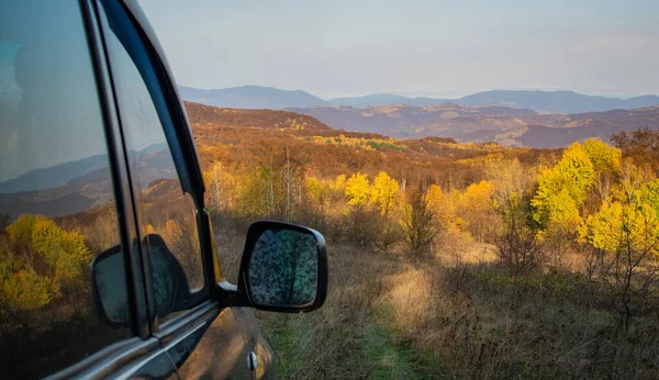 Suv Reist Die Herbstlichen Karpaten — Stockfoto