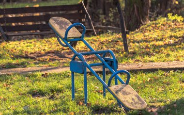 Sonbahar parkında boş çocuk salıncağı