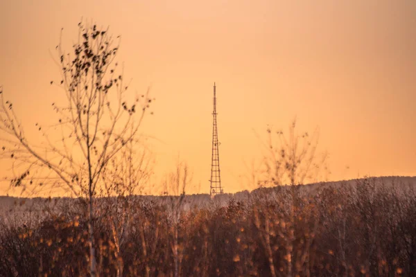 Gün Batımında Bir Televizyon Kulesiyle Dağlarda Manzara — Stok fotoğraf