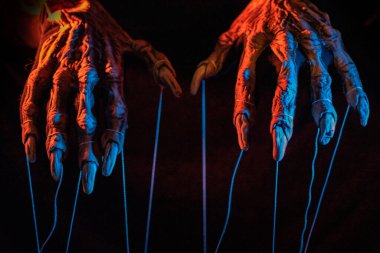 Kontrol için iplikleri olan şeytanın metaforik pençeleri.