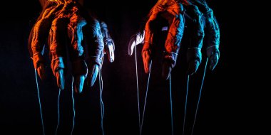 Kontrol için iplikleri olan şeytanın metaforik pençeleri.