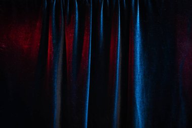 Tiyatro perdeleri arka plan için loş ışık altında