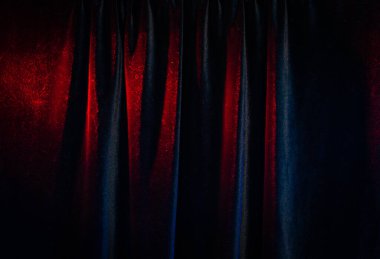 Tiyatro perdeleri arka plan için loş ışık altında