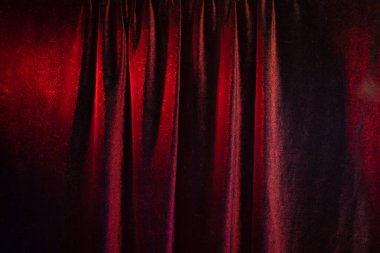 Tiyatro perdeleri arka plan için loş ışık altında