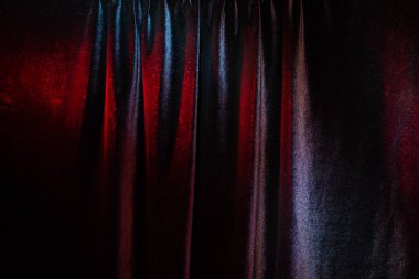 Tiyatro perdeleri arka plan için loş ışık altında
