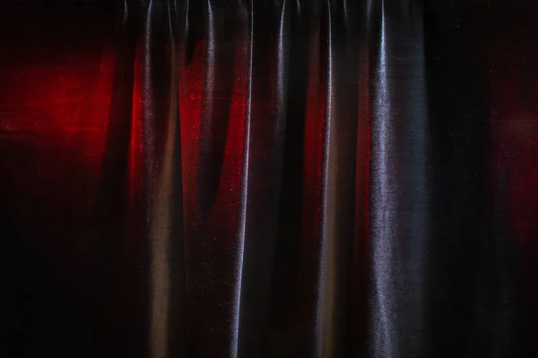 背景の薄明かりの中でのシアターカーテン — ストック写真
