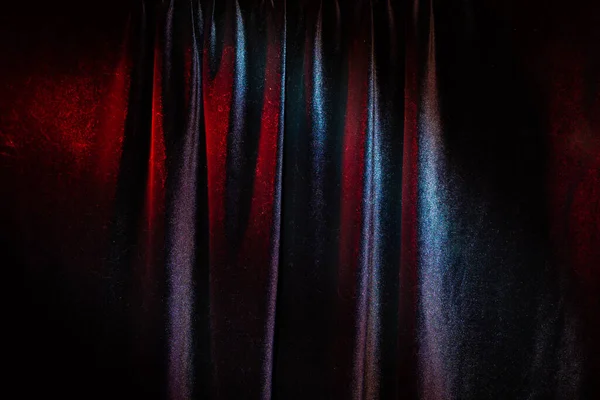 背景の薄明かりの中でのシアターカーテン — ストック写真