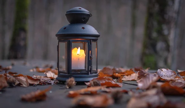 Lanterne Avec Bougie Allumée Sur Table Dans Forêt Automne Soir — Photo