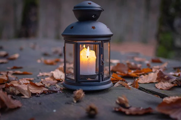 Laterne Mit Brennender Kerze Auf Dem Tisch Abendlichen Herbstwald — Stockfoto