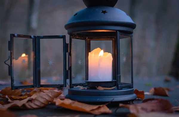 Laterne Mit Brennender Kerze Auf Dem Tisch Abendlichen Herbstwald lizenzfreie Stockfotos
