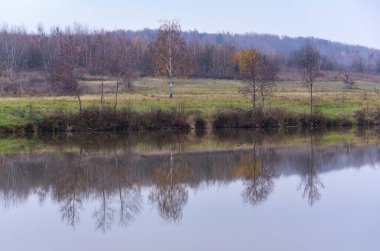 Sisteki gölün sonbahar manzarası