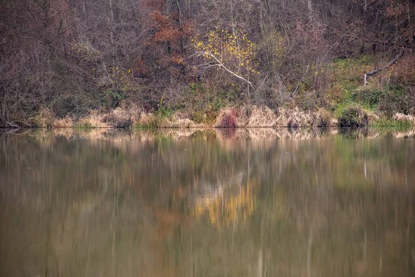 Herbstliche Seenlandschaft Nebel — Stockfoto