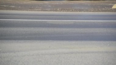 Arabaların asfalt yoldaki hareketleri.