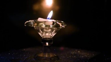 Arka planda mum olan şenlikli natürmort