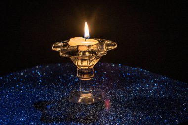 Arka planda mum olan şenlikli natürmort