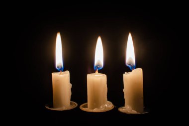 Üç yanan mumla hayat devam ediyor