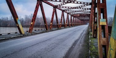 Dağ nehri üzerinde demir bir köprü.