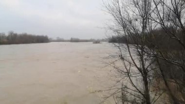 Dağ nehri köprüden kıyılarına kadar taşar.