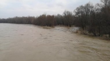Dağ nehri köprüden kıyılarına kadar taşar.