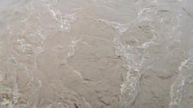 Dağ nehri köprüden kıyılarına kadar taşar.