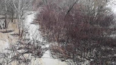 Dağ nehri köprüden kıyılarına kadar taşar.