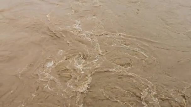 강둑을 가로질러 흐르는 — 비디오
