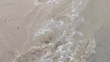 Dağ nehri köprüden kıyılarına kadar taşar.