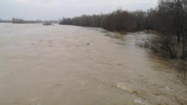 Dağ nehri köprüden kıyılarına kadar taşar.