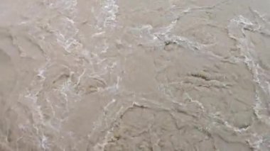 Dağ nehri köprüden kıyılarına kadar taşar.