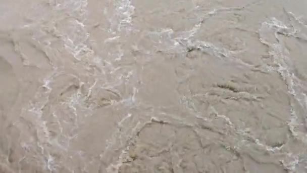 강둑을 가로질러 흐르는 — 비디오