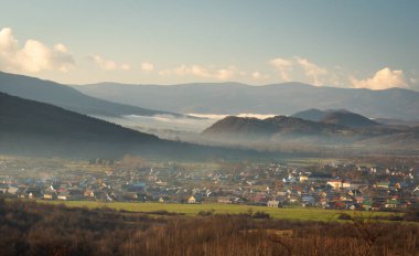 Kırsal dağların kış manzarası