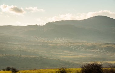 Güç hatları kışın Karpatların sıradağları boyunca uzanır.