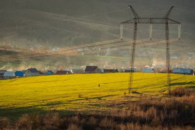 Güç hatları kışın Karpatların sıradağları boyunca uzanır.