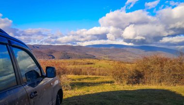Cip, güneşli bir kış gününde bir dağ platosunda seyahat eder.