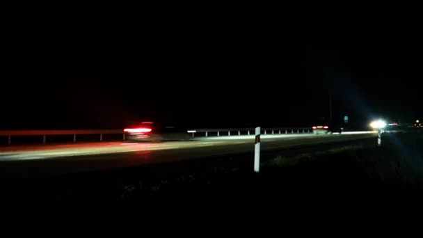 市外の高速道路での夜間交通のタイムラプス — ストック動画