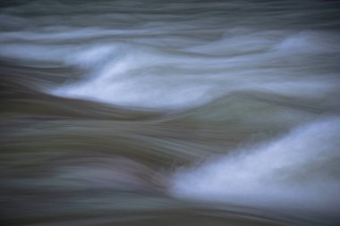 Akıntılı dağ nehri akıntılarda kükrüyor.