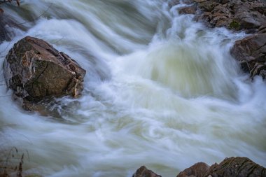 Akıntılı dağ nehri akıntılarda kükrüyor.