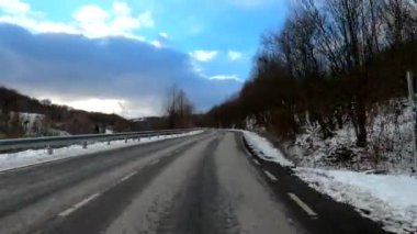 Bir kış akşamı arazi aracı bir dağ geçidinden geçer.