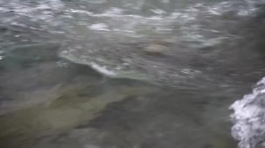 Eriyen kar ve buzdan akan temiz suyla dağ nehri