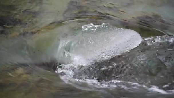 Río Montaña Con Agua Clara Nieve Hielo Que Derrite — Vídeo de stock