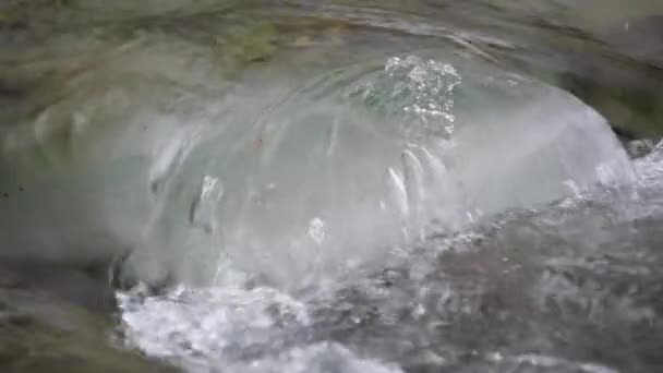 Río Montaña Con Agua Clara Nieve Hielo Que Derrite — Vídeos de Stock