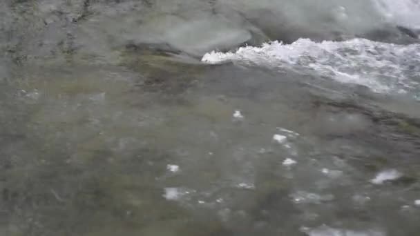 Río Montaña Con Agua Clara Nieve Hielo Que Derrite — Vídeos de Stock