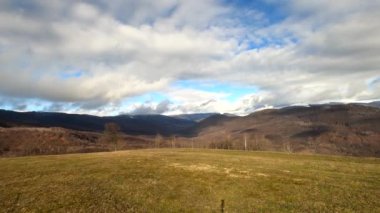 Karpat dağlarında sisli bir bahar akşamının zaman aşımı