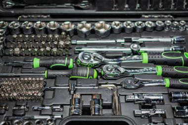 Çantanın içindeki yerlerine yerleştirilmiş araçlar